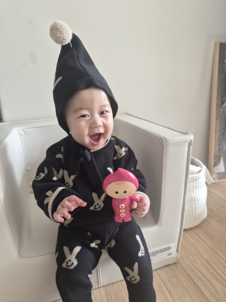 쥬다르. 소파를 사용하고 있는 호두